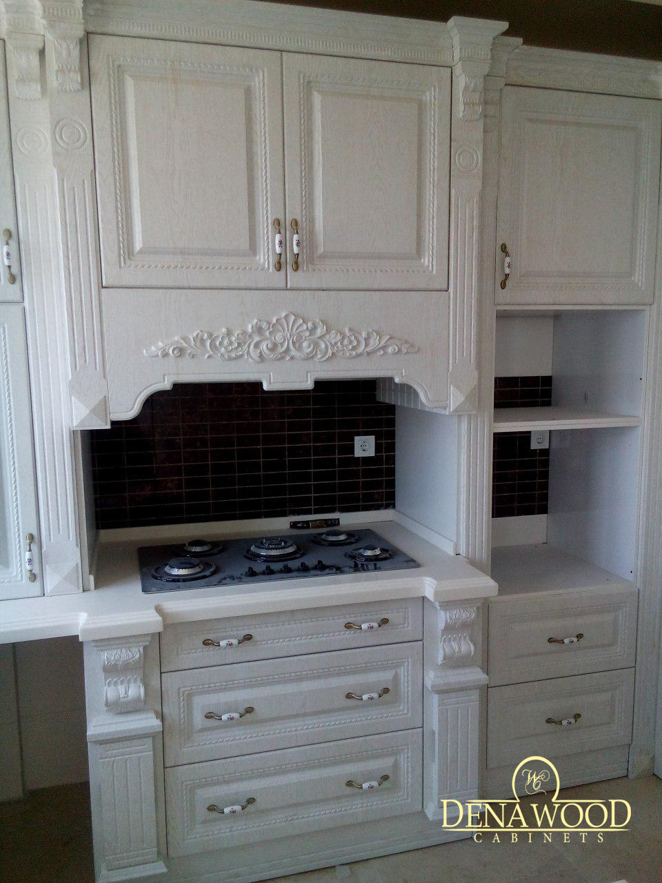 کابینت ممبران با جزیره کابینت ممبران سفید با جزیره و صفحه روی جزیره از جنس سنگ کورین و منبت چوب راش