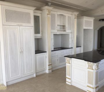 گروه دنا چوب البرز کابینت طرح سفارشی روکش چوب با منبت تمام چوب راش و رنگ سفید پتینه طلایی