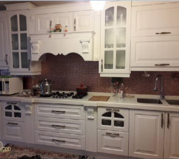 کابینت ممبران سفید با جزیره و صفحه روی جزیره از جنس سنگ کورین و منبت چوب راش