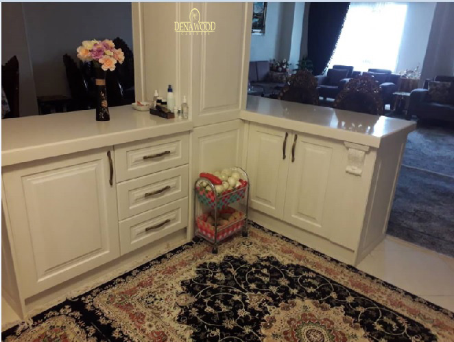 کابینت ممبران سفید با جزیره و صفحه روی جزیره از جنس سنگ کورین و منبت چوب راش