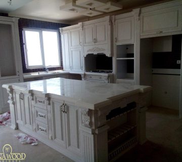 کابینت ممبران سفید با جزیره و صفحه روی جزیره از جنس سنگ کورین و منبت چوب راش