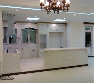 کابینت ممبران سفید با جزیره و صفحه روی جزیره از جنس سنگ کورین و منبت چوب راش