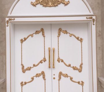 درب چوبی با منبت های چوب راش اختصاصی و رنگ سفید با پتینه طلایی